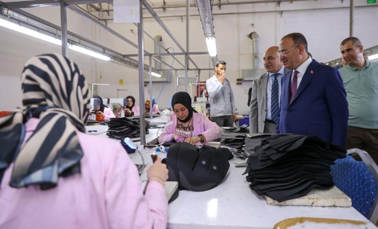 Bakan Bozdağ Şanlıurfa’da işçilerle bir araya geldi