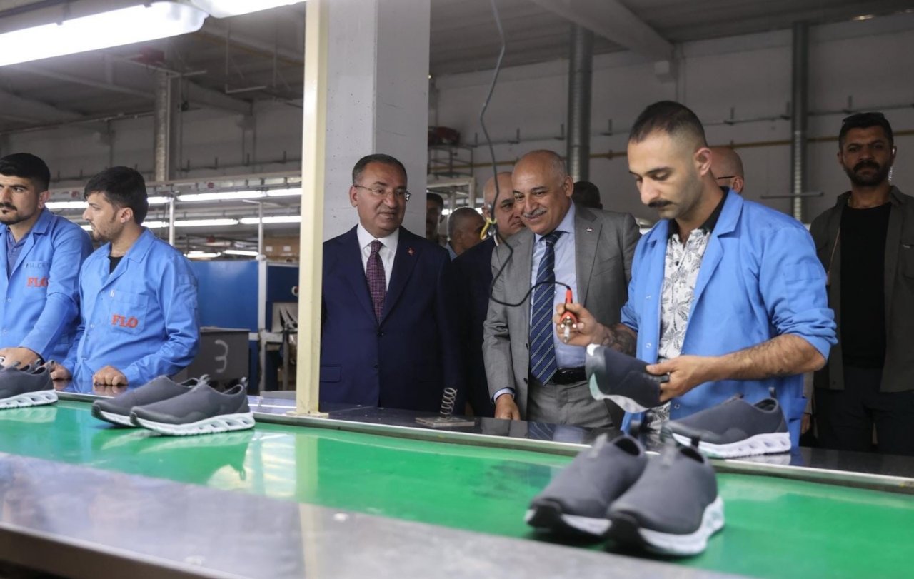 Bakan Bozdağ Şanlıurfa’da işçilerle bir araya geldi