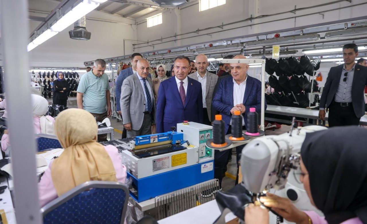 Bakan Bozdağ Şanlıurfa’da işçilerle bir araya geldi