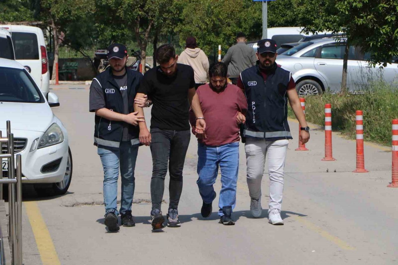 Bir araca 12 kaçak göçmen sığdırmışlar: 3 şüpheli tutuklandı