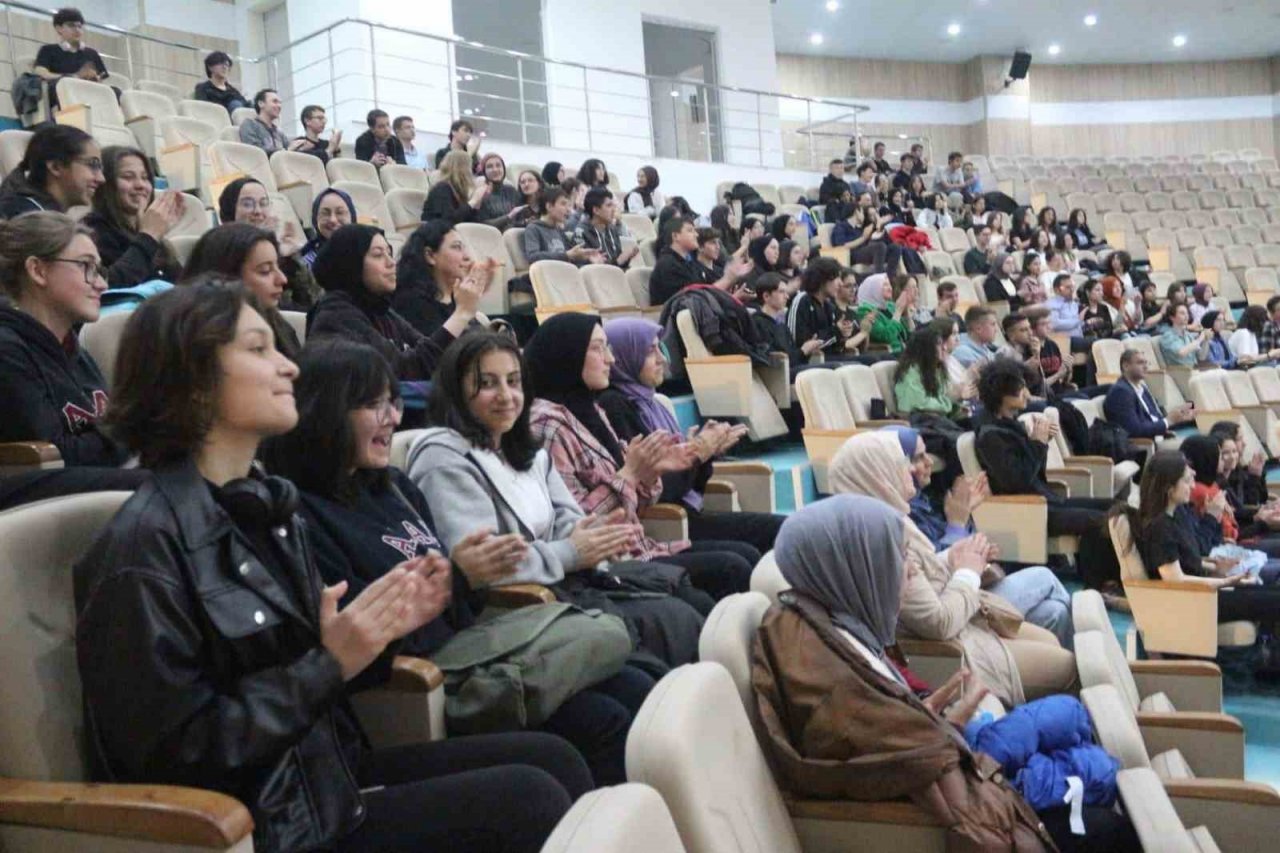 Münazara müsabakalarının şampiyonu Süleyman Demirel Fen Lisesi