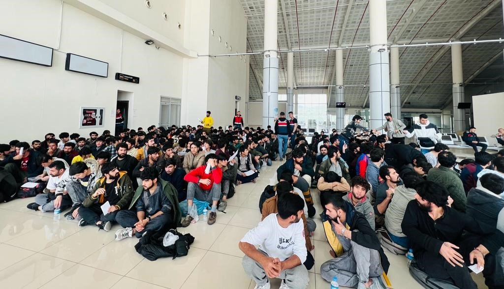 Ağrı’da 227 Afgan göçmen sınır dışı edildi