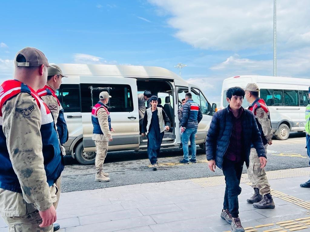 Ağrı’da 227 Afgan göçmen sınır dışı edildi