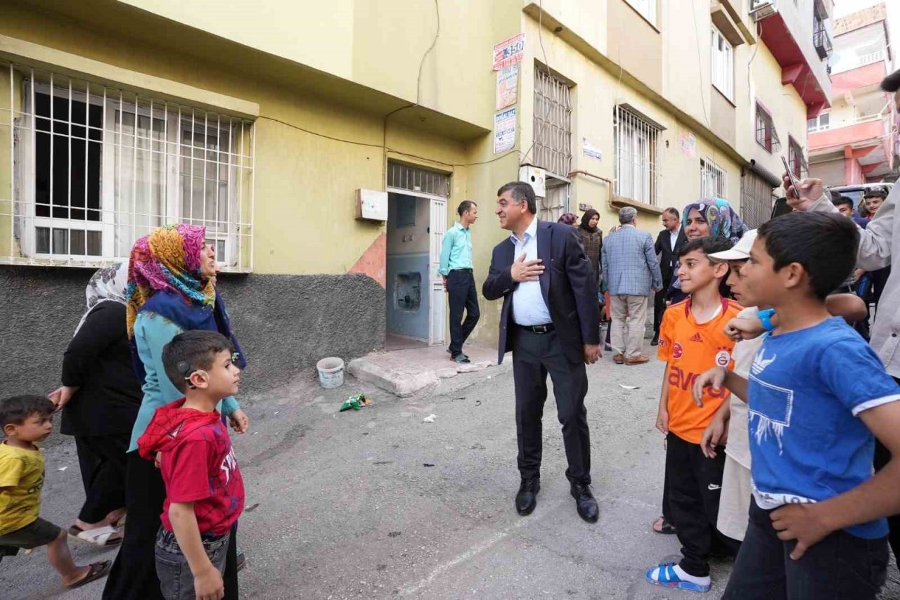 Fadıloğlu, çocuklar ve yaşlılarla ilgilendi.