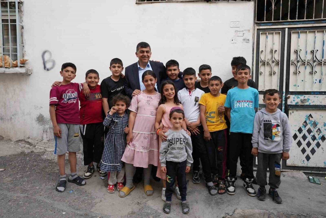 Fadıloğlu, çocuklar ve yaşlılarla ilgilendi.