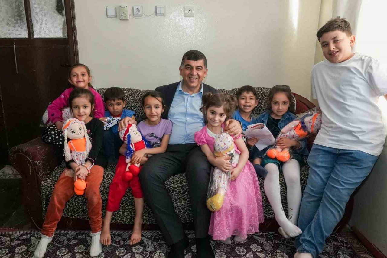 Fadıloğlu, çocuklar ve yaşlılarla ilgilendi.