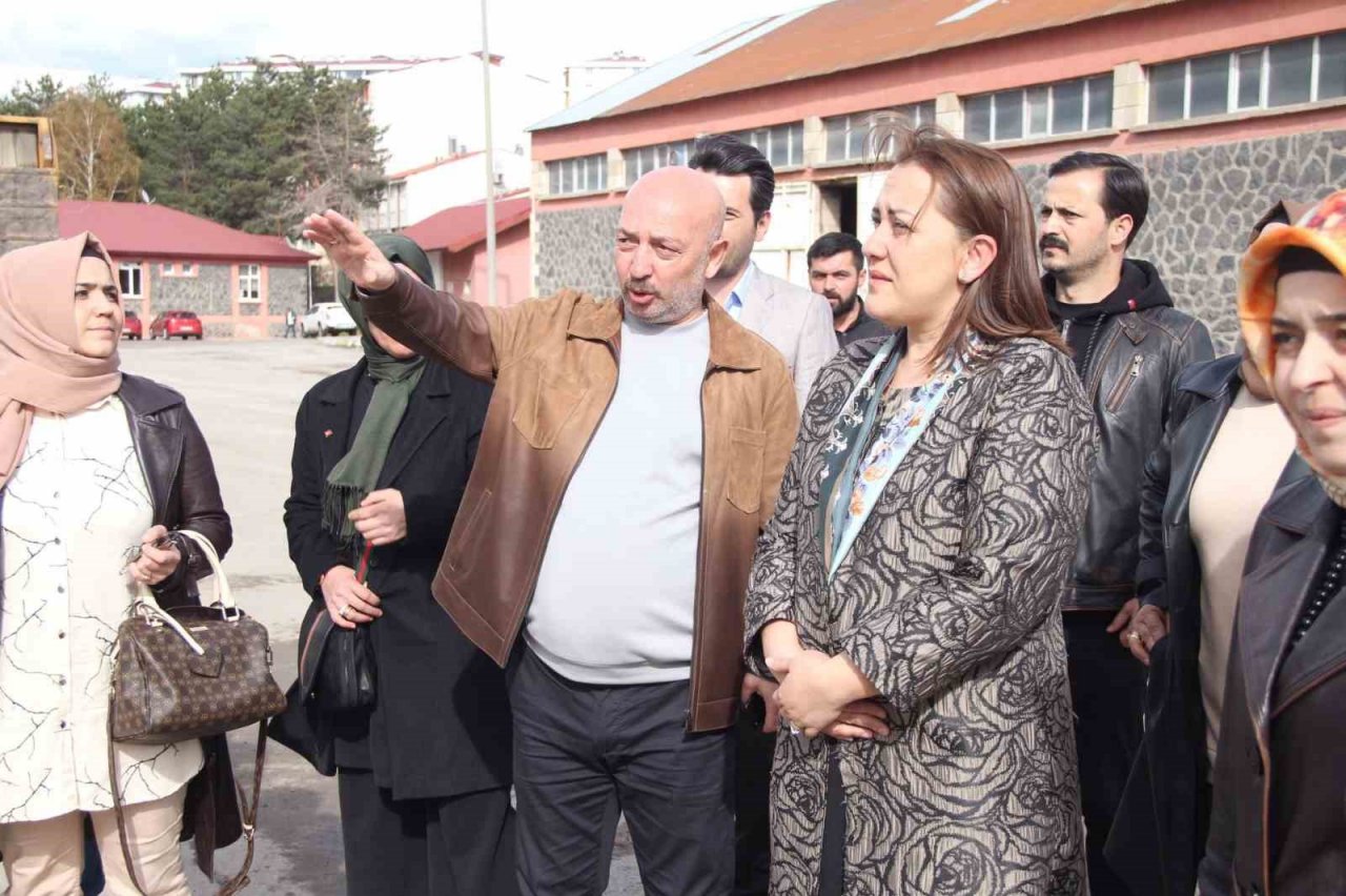 Çelik: Vatandaşın dertleriyle hemhal oluyoruz