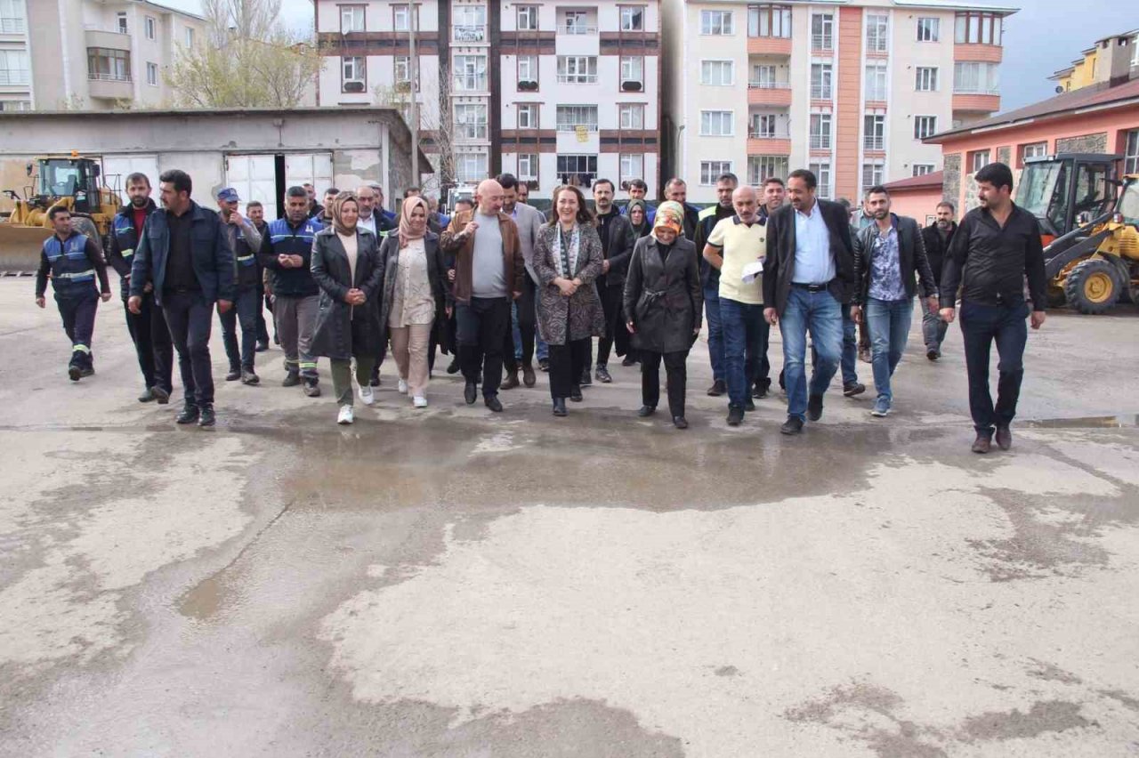 Çelik: Vatandaşın dertleriyle hemhal oluyoruz
