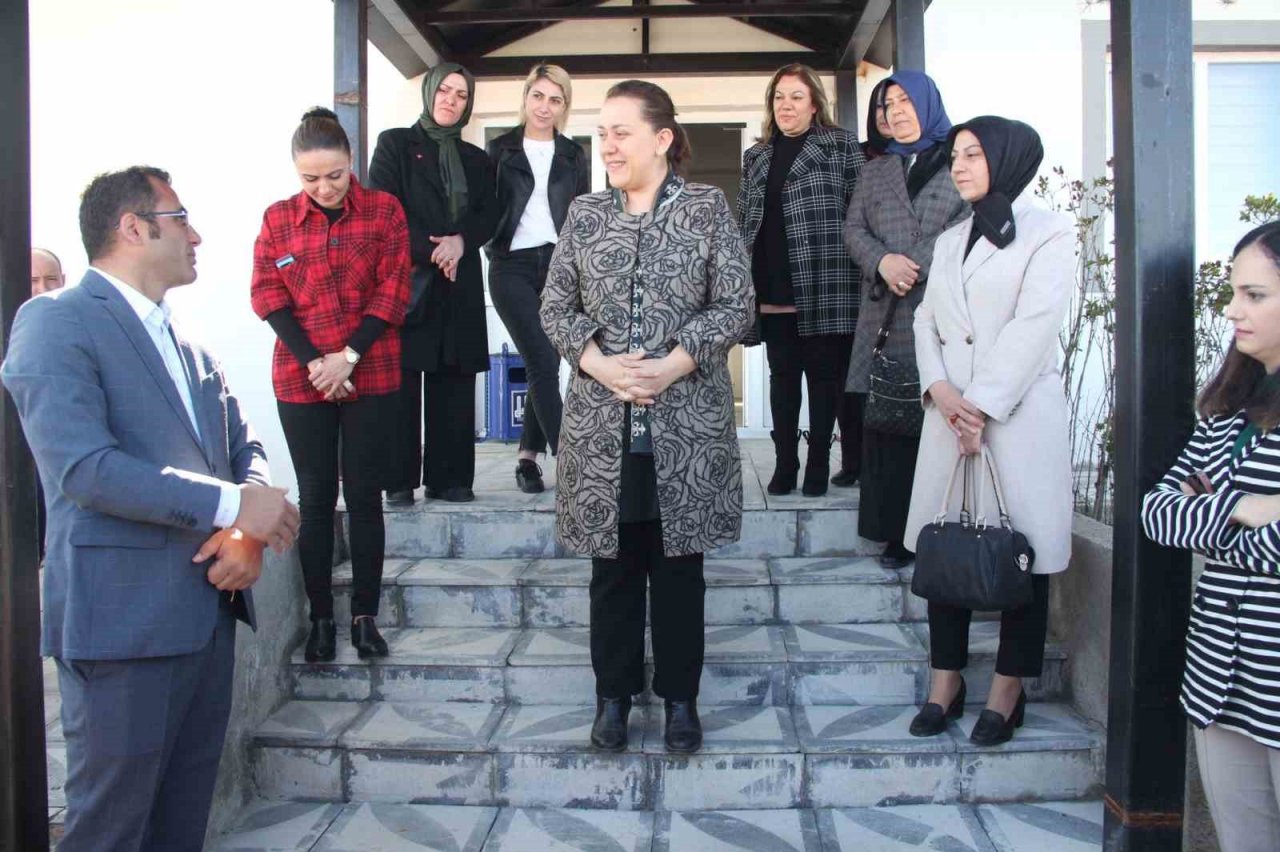 Çelik: Vatandaşın dertleriyle hemhal oluyoruz