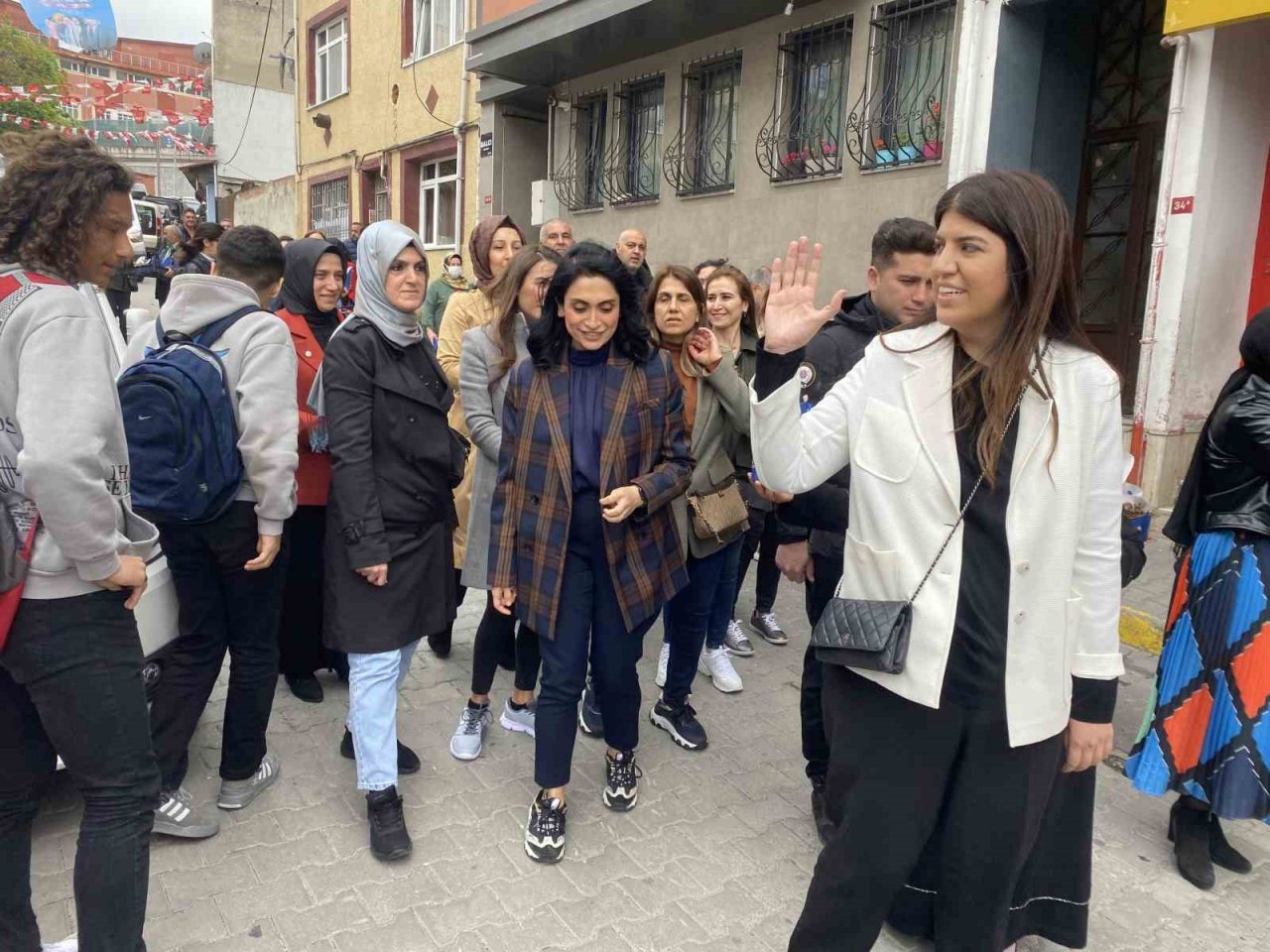 AK Partili aday Ayaydın, Eyüpsultan’da sevgi yürüyüşüne katıldı