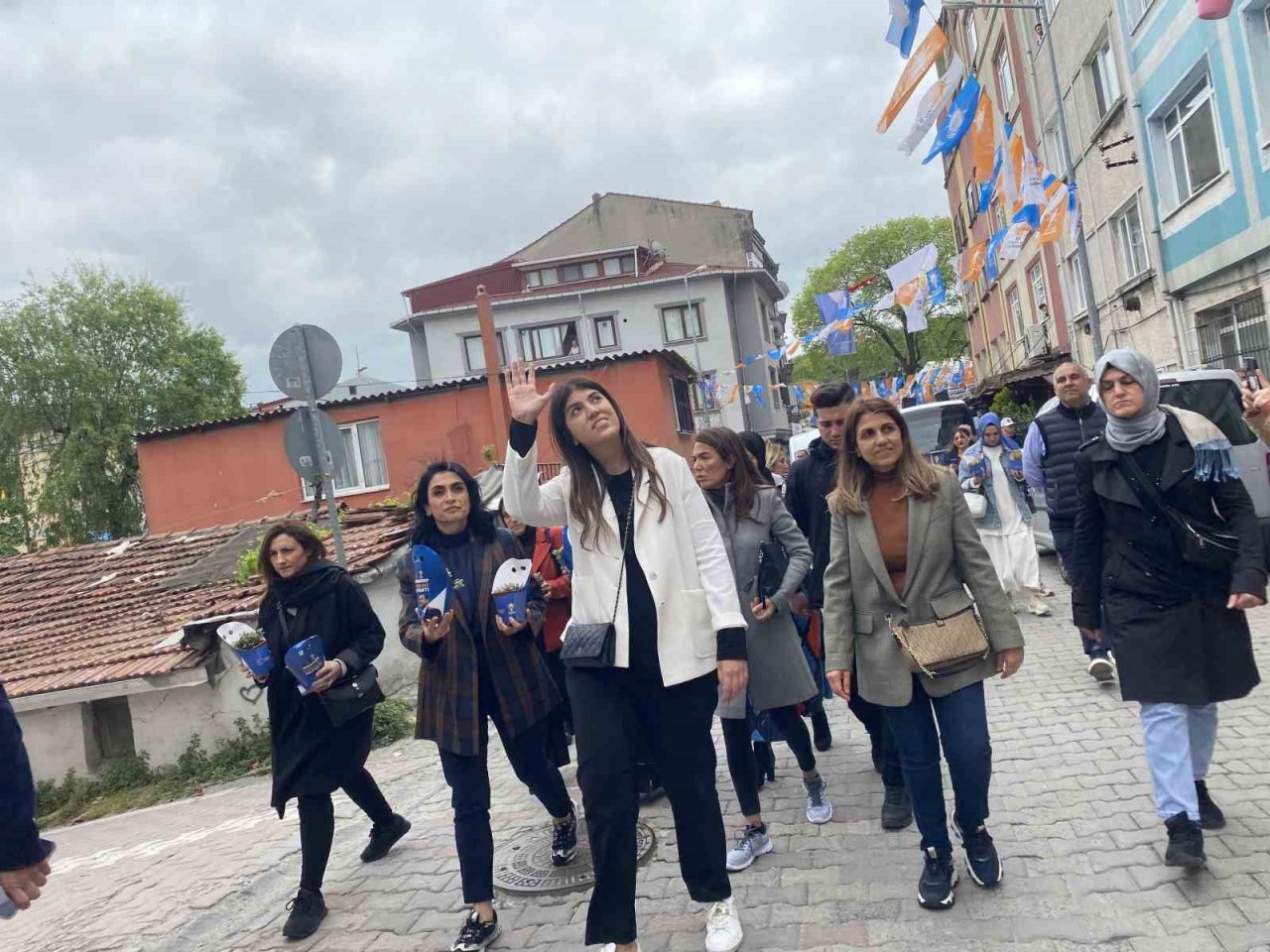 AK Partili aday Ayaydın, Eyüpsultan’da sevgi yürüyüşüne katıldı