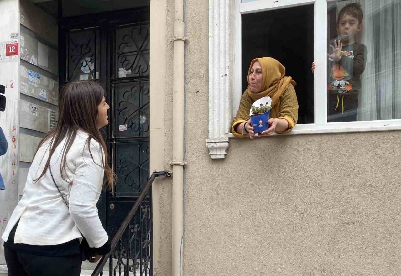 AK Partili aday Ayaydın, Eyüpsultan’da sevgi yürüyüşüne katıldı