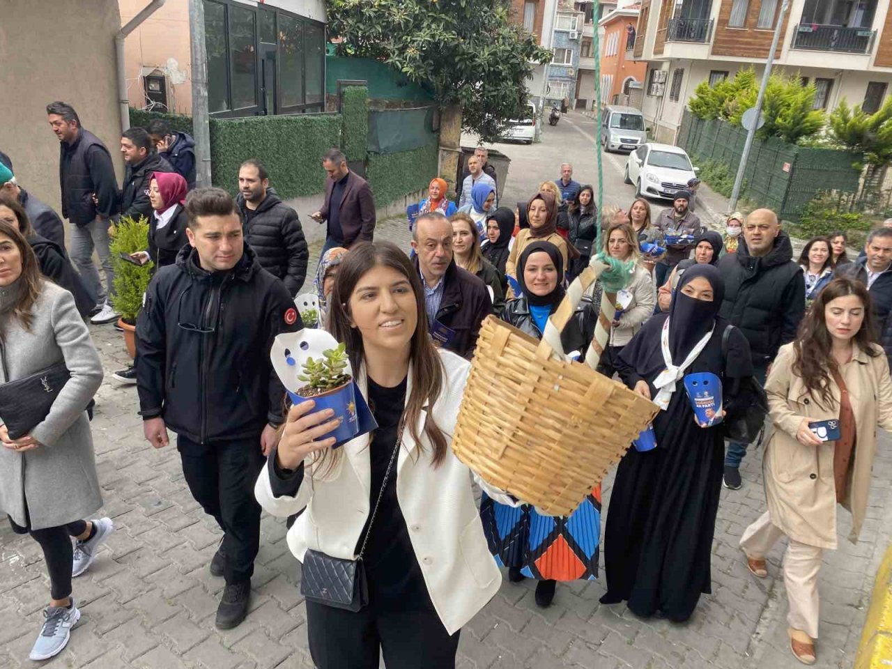 AK Partili aday Ayaydın, Eyüpsultan’da sevgi yürüyüşüne katıldı
