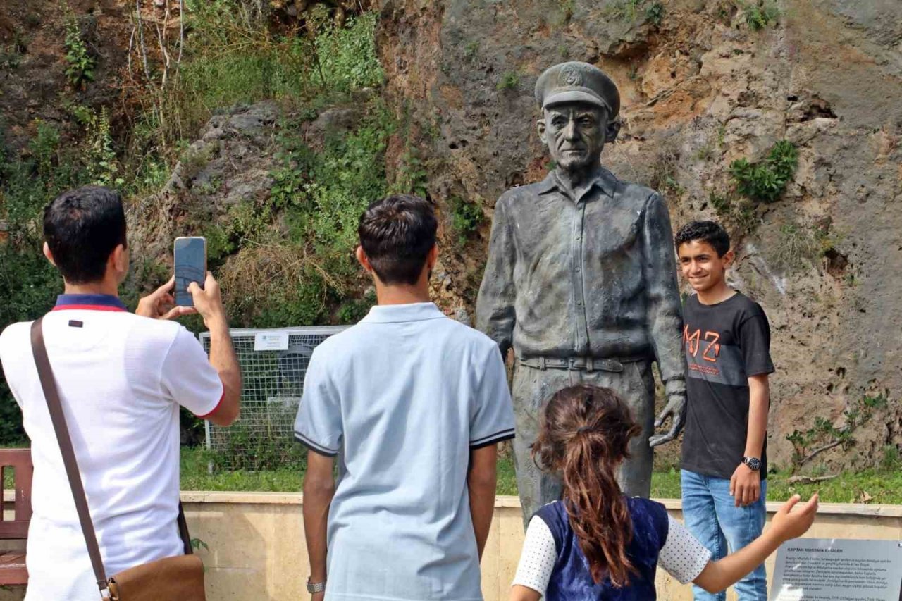 Tarihi Kaleiçi’nin simge ismi ‘Mustafa Kaptan’ heykeli kayıp güvercinine kavuştu