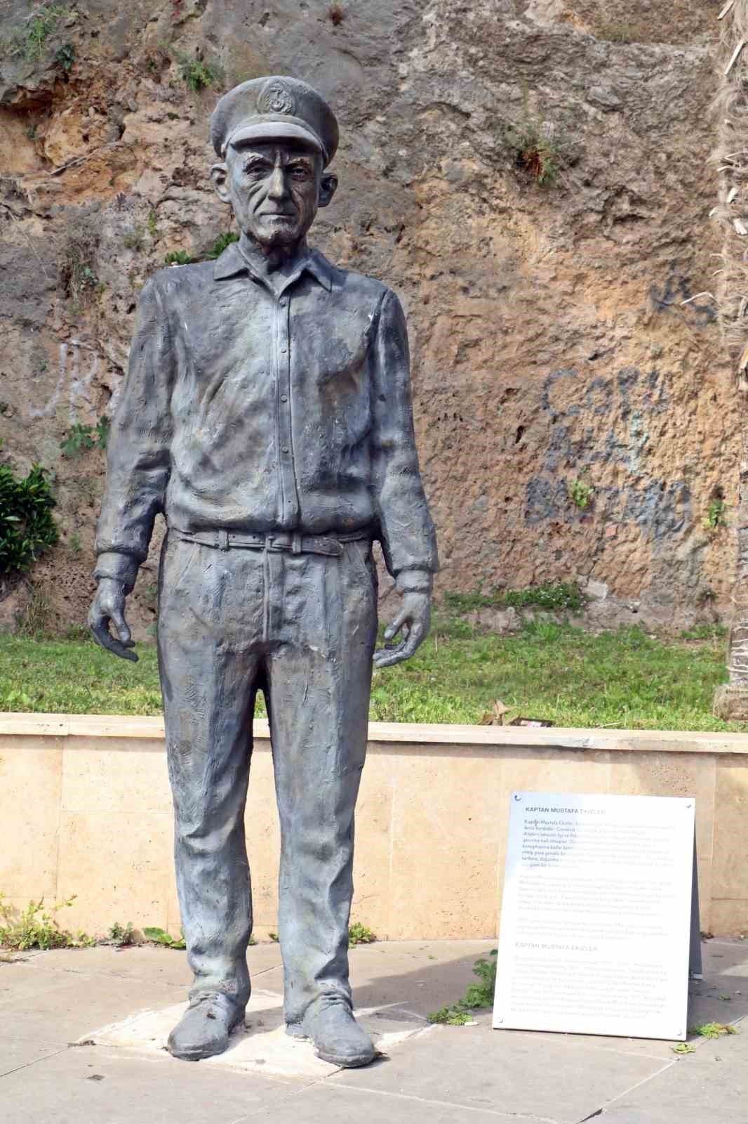 Tarihi Kaleiçi’nin simge ismi ‘Mustafa Kaptan’ heykeli kayıp güvercinine kavuştu