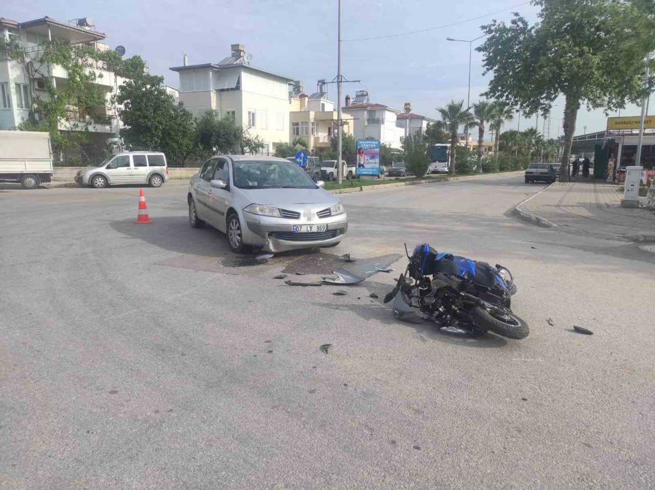 Motosiklet sürücüsü çarptığı otomobilin altında kalmaktan kıl payı kurtuldu