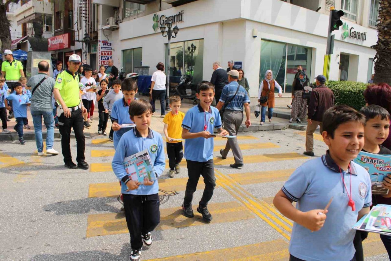 Aydın’da jandarma ve trafik ekipleri, vatandaşları bilgilendirdi