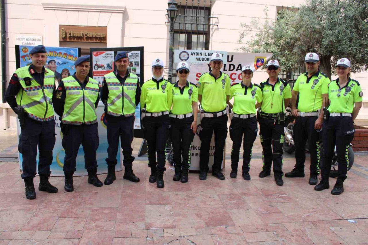 Aydın’da jandarma ve trafik ekipleri, vatandaşları bilgilendirdi