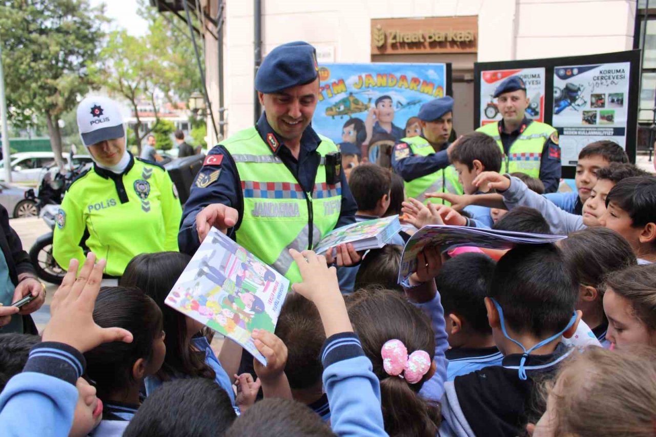 Aydın’da jandarma ve trafik ekipleri, vatandaşları bilgilendirdi