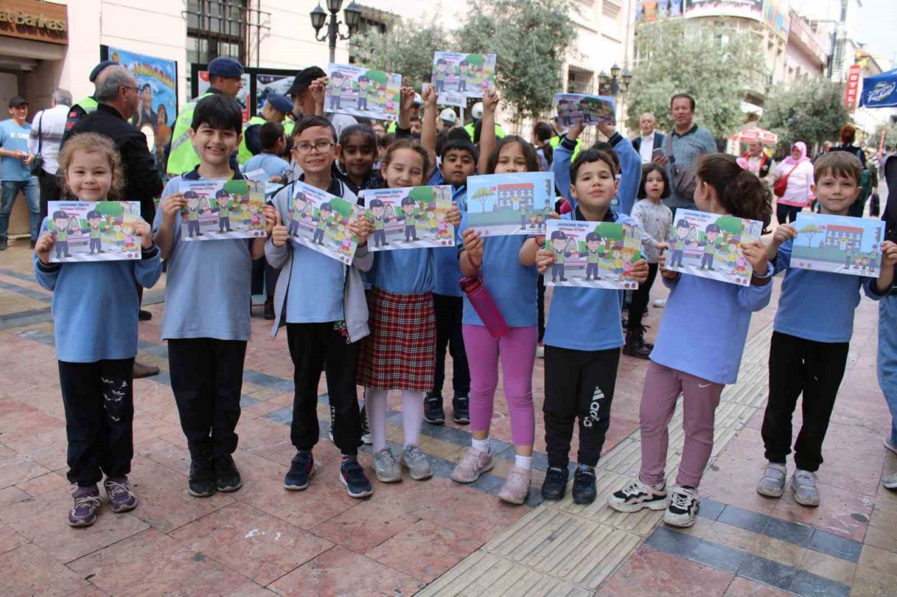 Aydın’da jandarma ve trafik ekipleri, vatandaşları bilgilendirdi