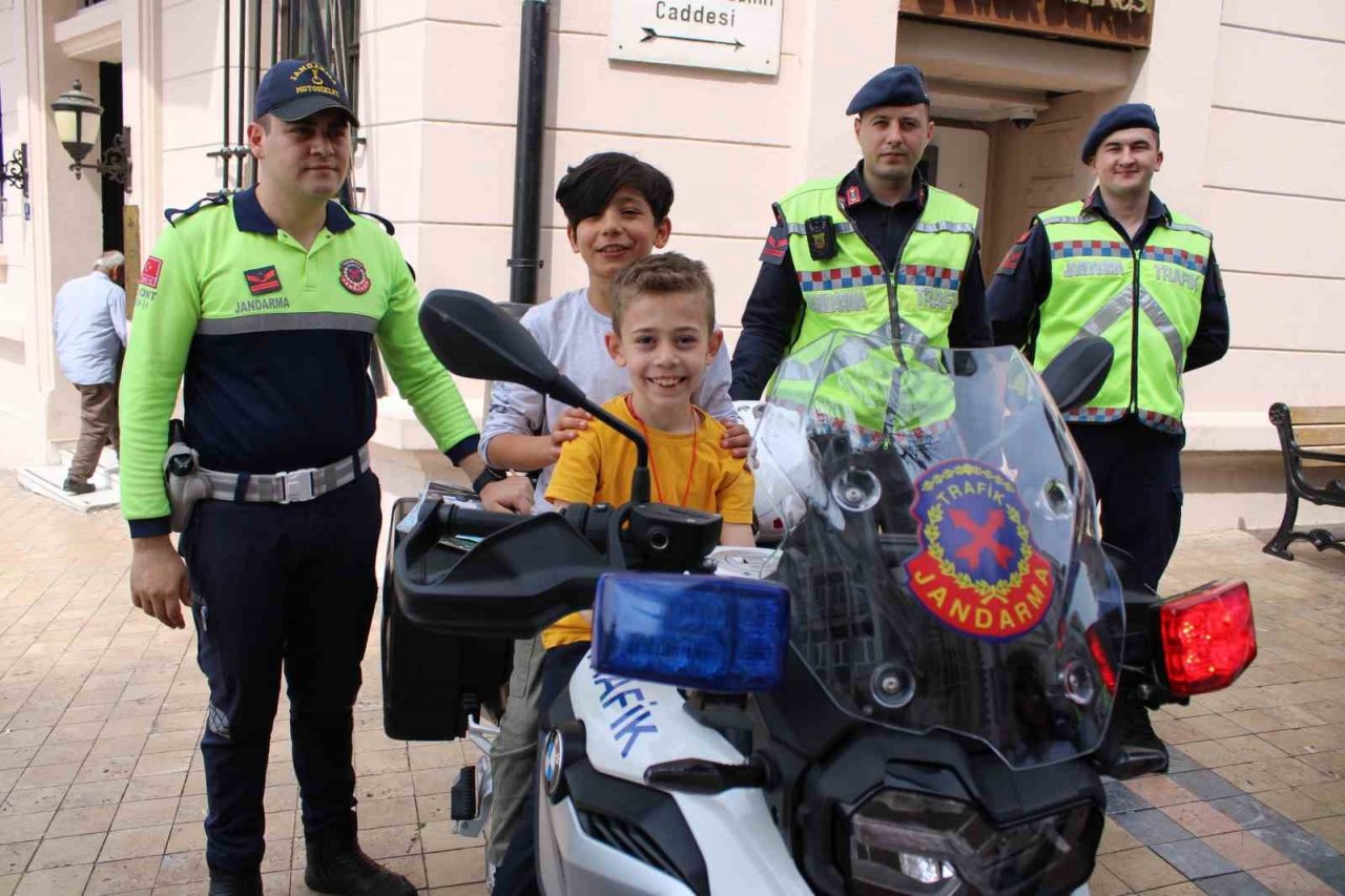 Aydın’da jandarma ve trafik ekipleri, vatandaşları bilgilendirdi