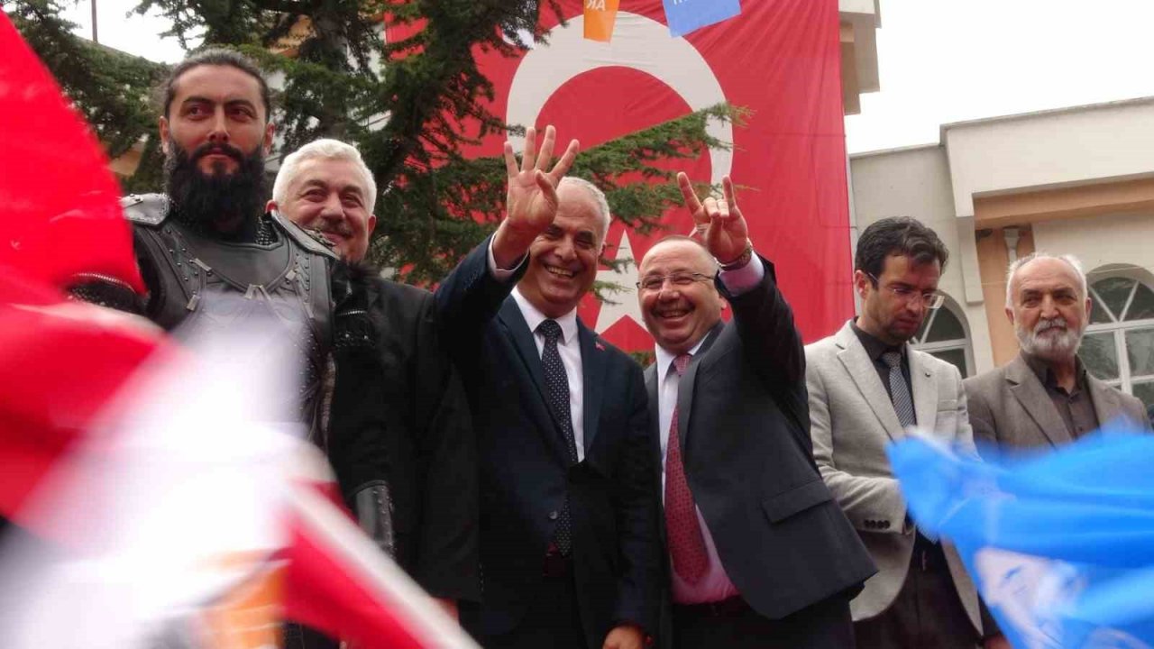 Bakan Dönmez: "Trabzon’a, Rize’ye giderler milliyetçi kesilirler. Diyarbakır’a giderler özerklik getireceğiz derler"