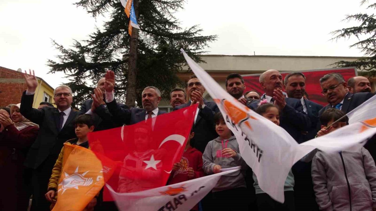 Bakan Dönmez: "Trabzon’a, Rize’ye giderler milliyetçi kesilirler. Diyarbakır’a giderler özerklik getireceğiz derler"