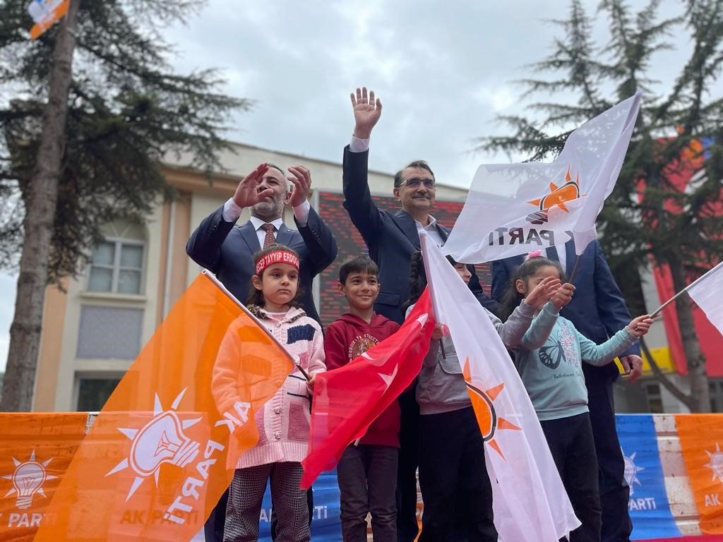 Bakan Dönmez: "Trabzon’a, Rize’ye giderler milliyetçi kesilirler. Diyarbakır’a giderler özerklik getireceğiz derler"