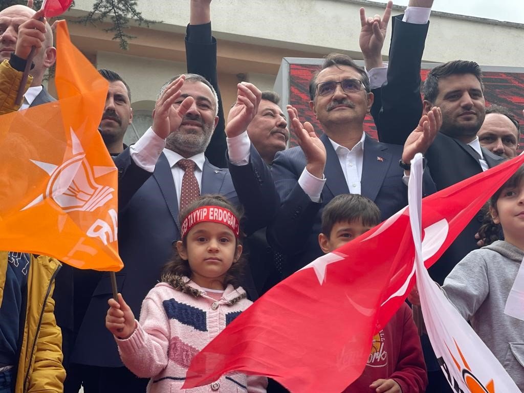 Bakan Dönmez: "Trabzon’a, Rize’ye giderler milliyetçi kesilirler. Diyarbakır’a giderler özerklik getireceğiz derler"