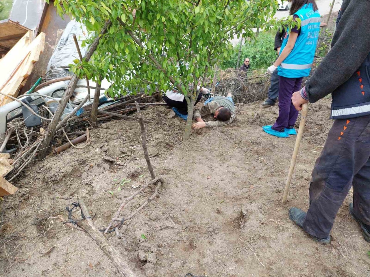 Balıkesir’de kereste yüklü kamyon devrildi: 4 yaralı