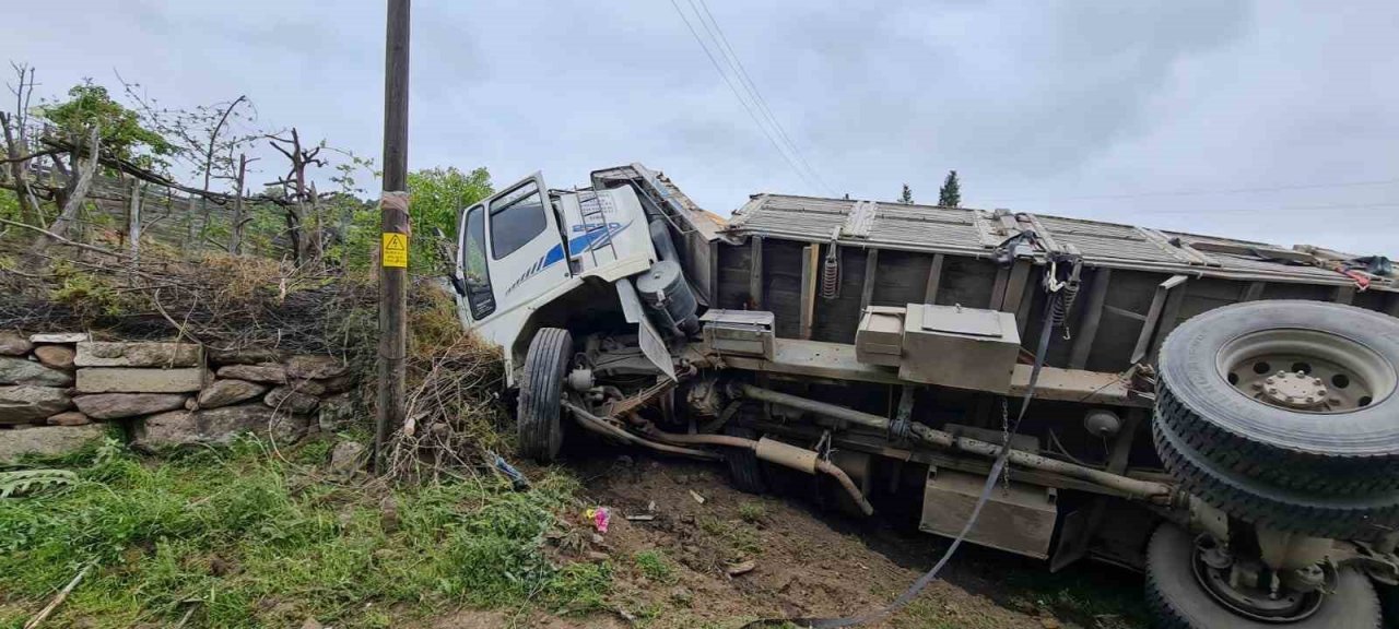 Balıkesir’de kereste yüklü kamyon devrildi: 4 yaralı