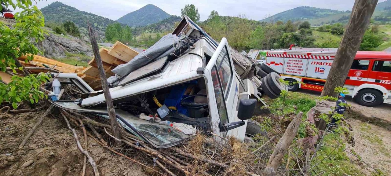 Balıkesir’de kereste yüklü kamyon devrildi: 4 yaralı