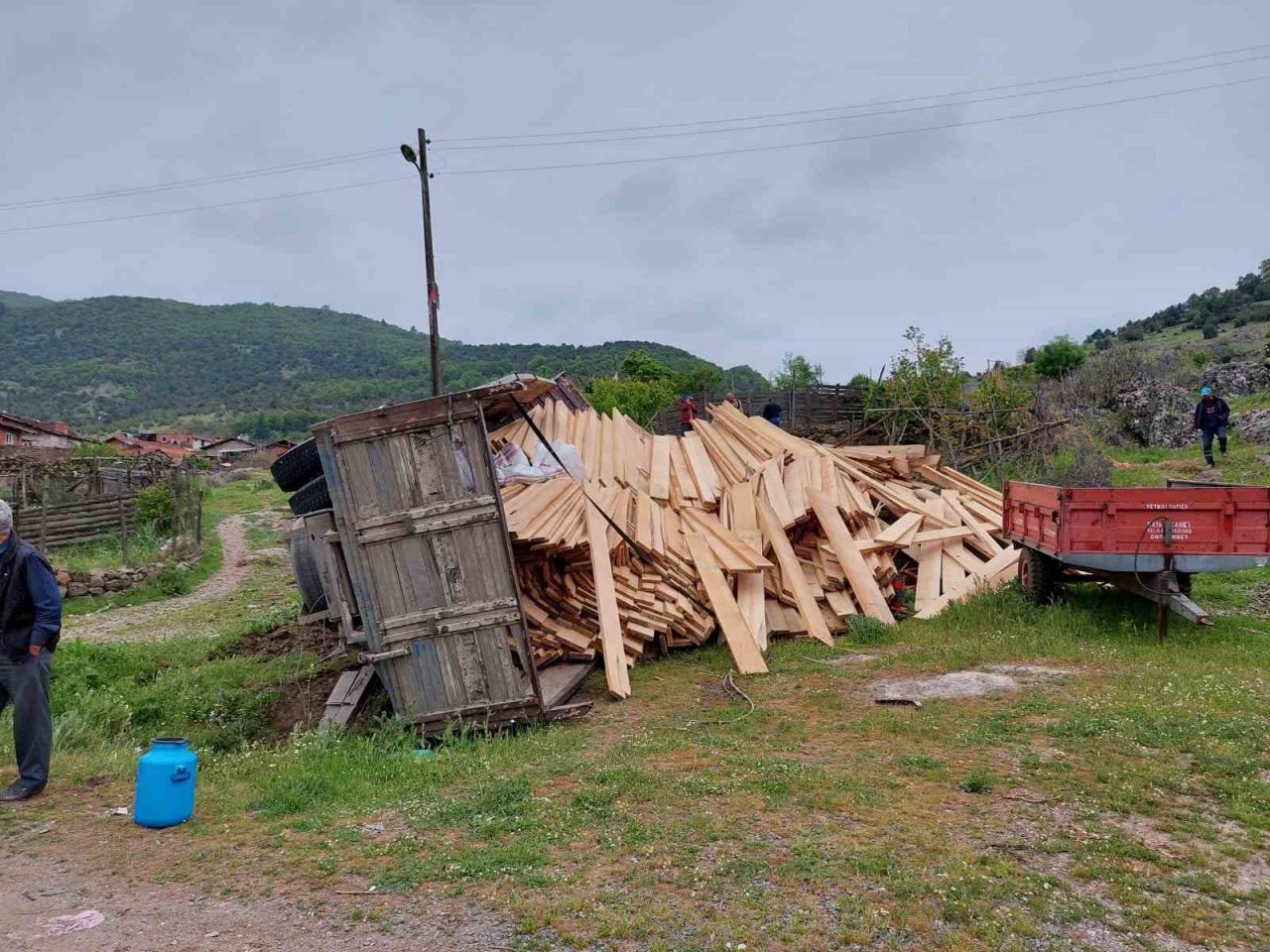 Balıkesir’de kereste yüklü kamyon devrildi: 4 yaralı