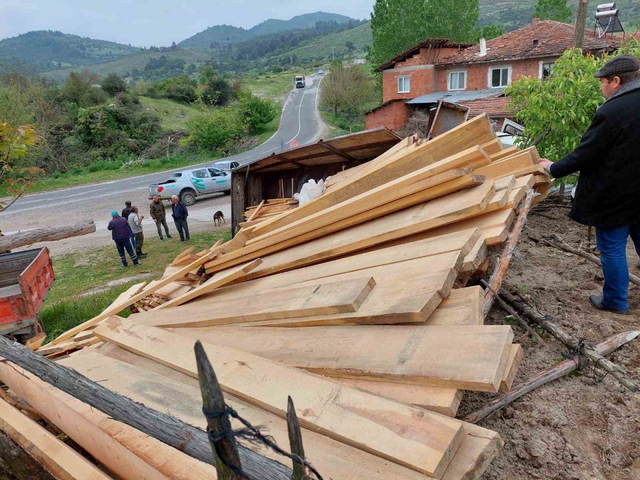 Balıkesir’de kereste yüklü kamyon devrildi: 4 yaralı