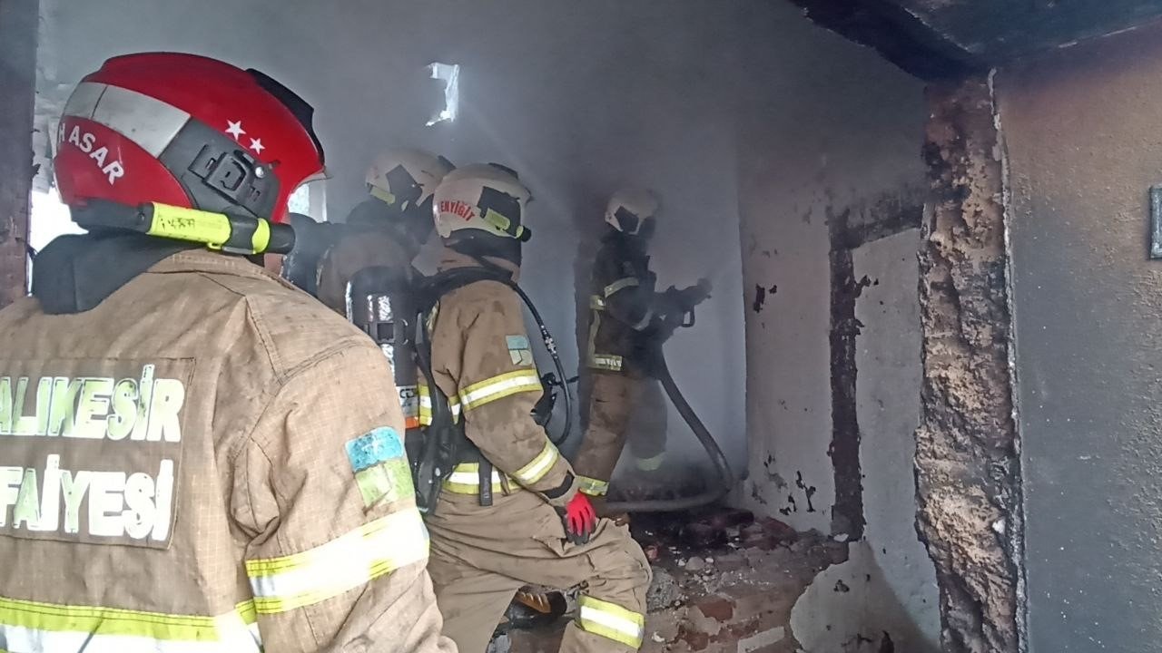 Metruk evde çıkan yangın korkuttu