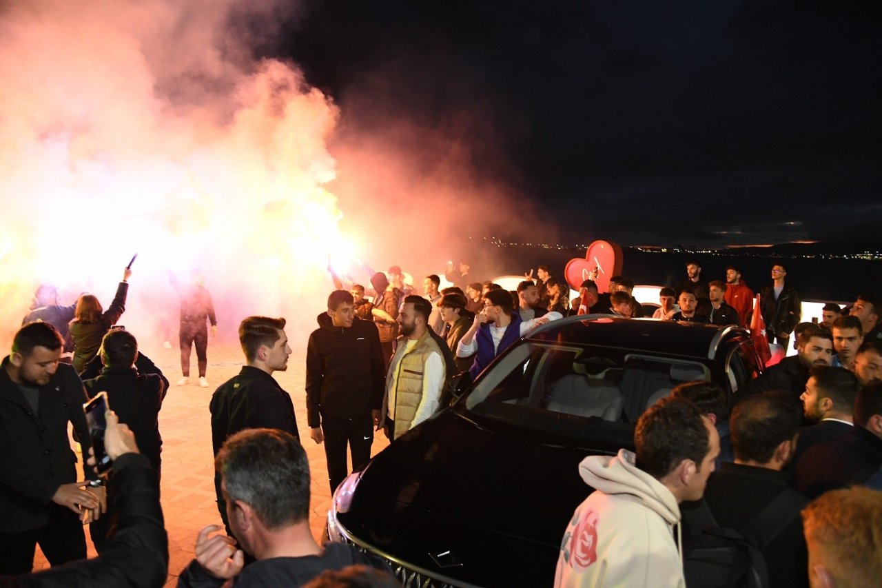 Başkan Özlü’den gençlere Togg sürprizi