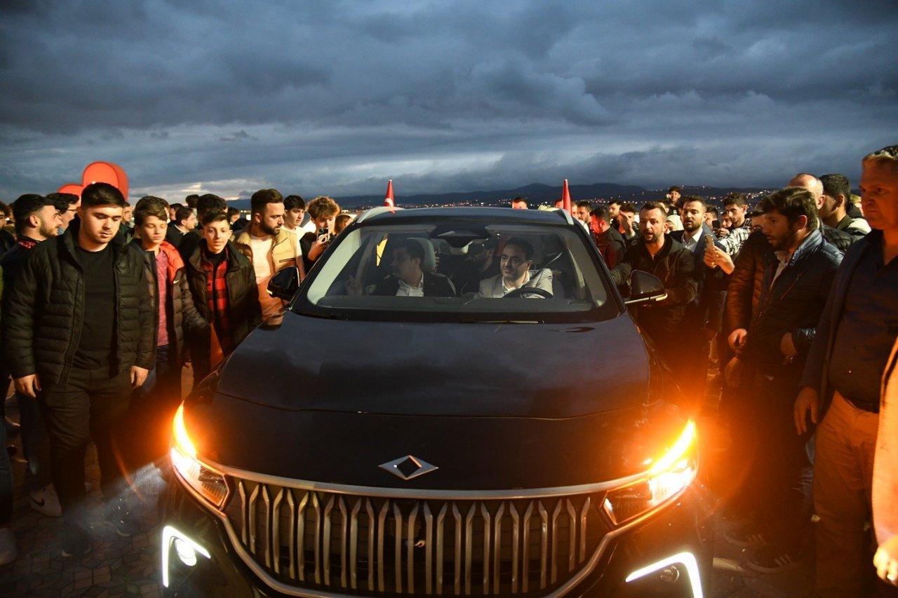 Başkan Özlü’den gençlere Togg sürprizi