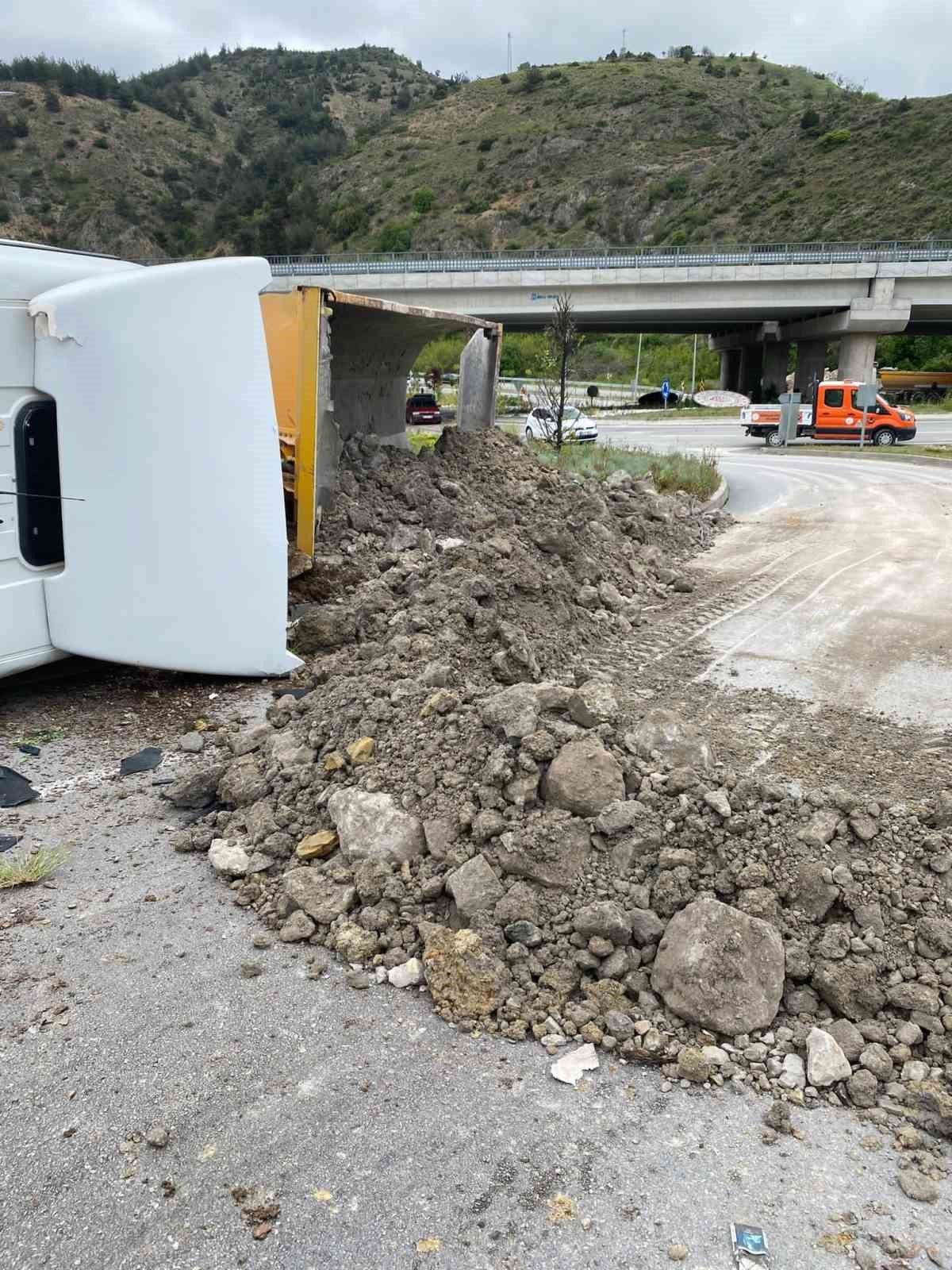 Virajı alamayan hafriyat yüklü kamyon devrildi, sürücüsü yaralandı
