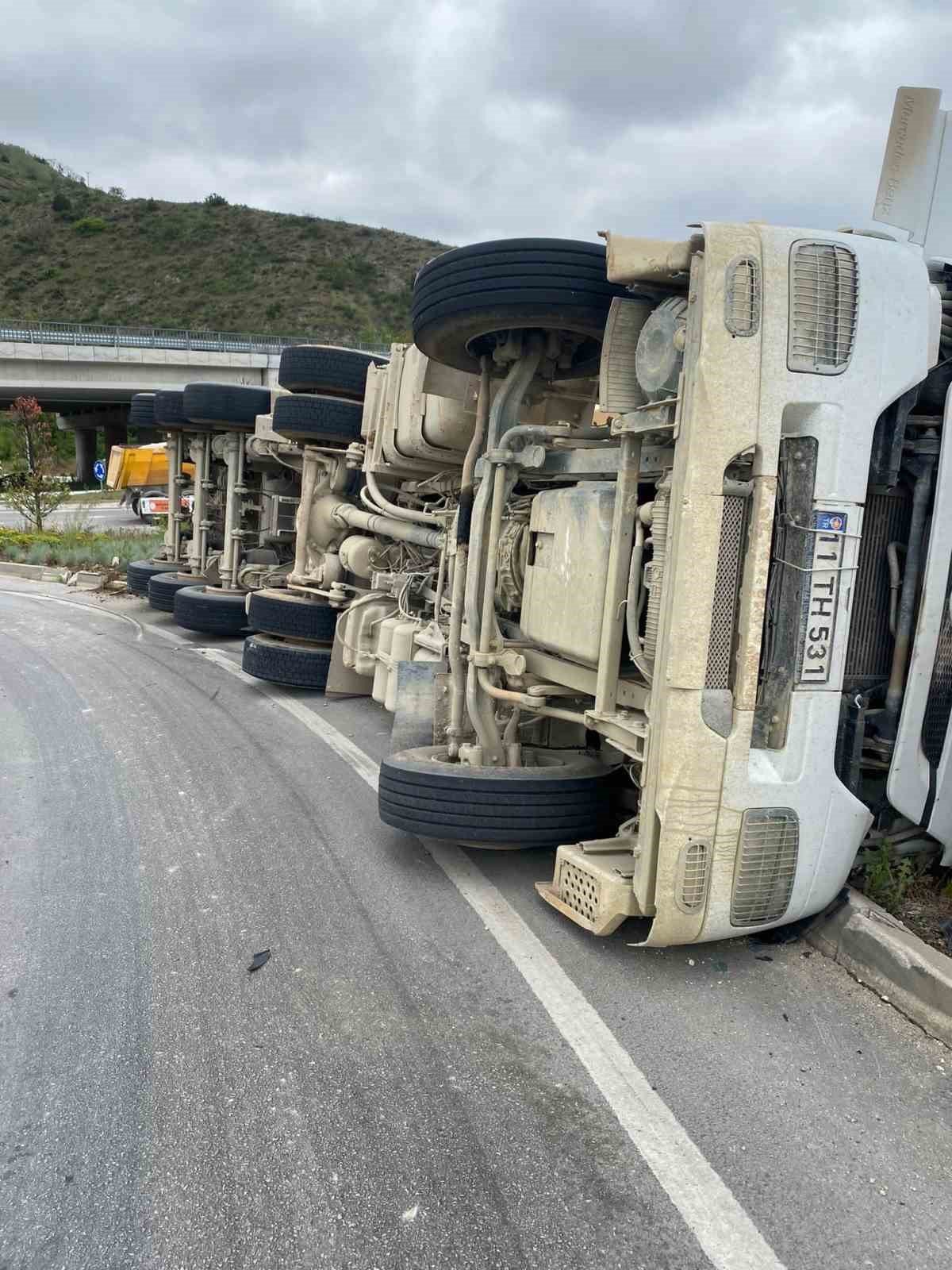 Virajı alamayan hafriyat yüklü kamyon devrildi, sürücüsü yaralandı
