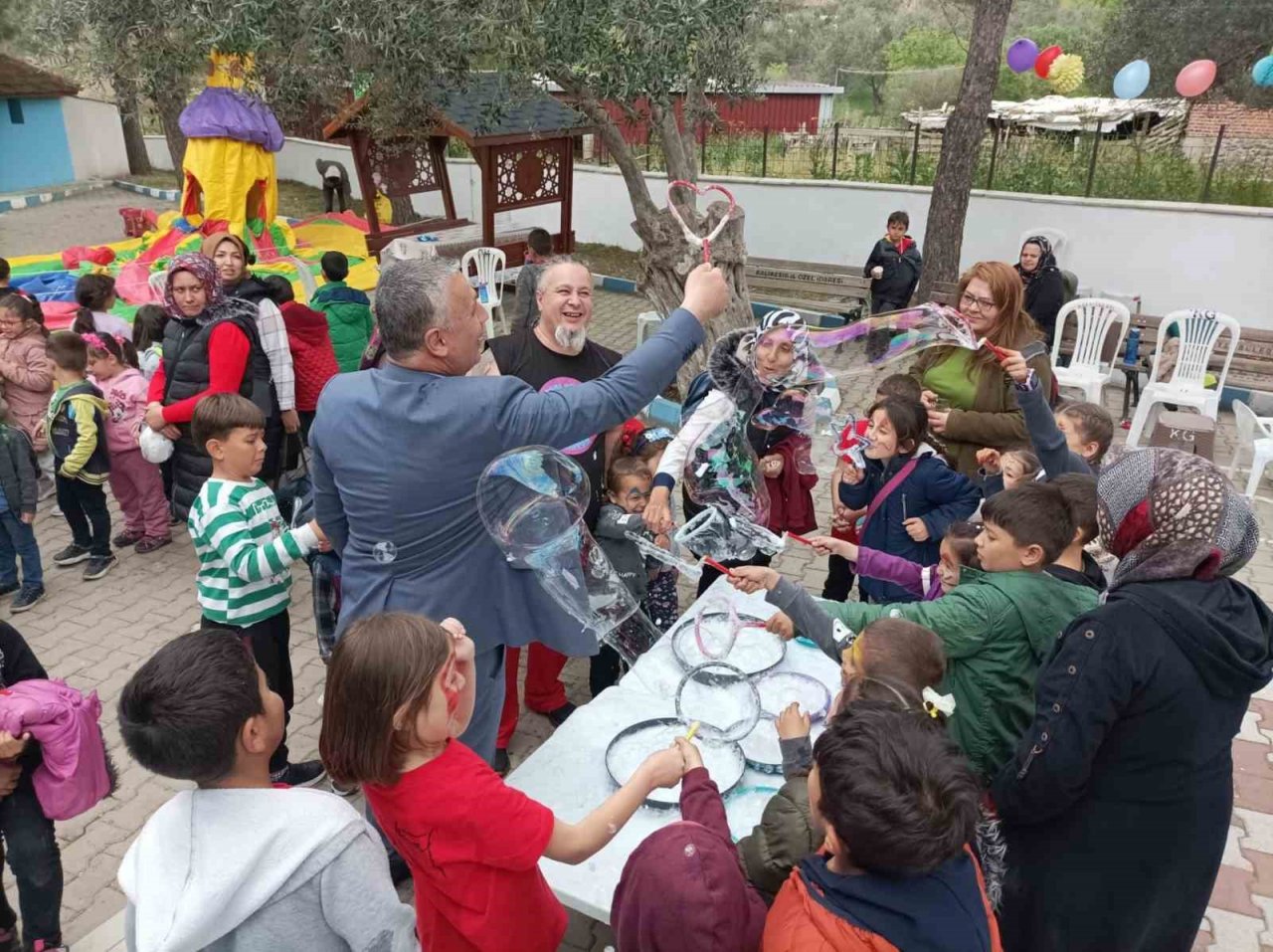 Köy okulunda Bilim ve Bahar Şenliği