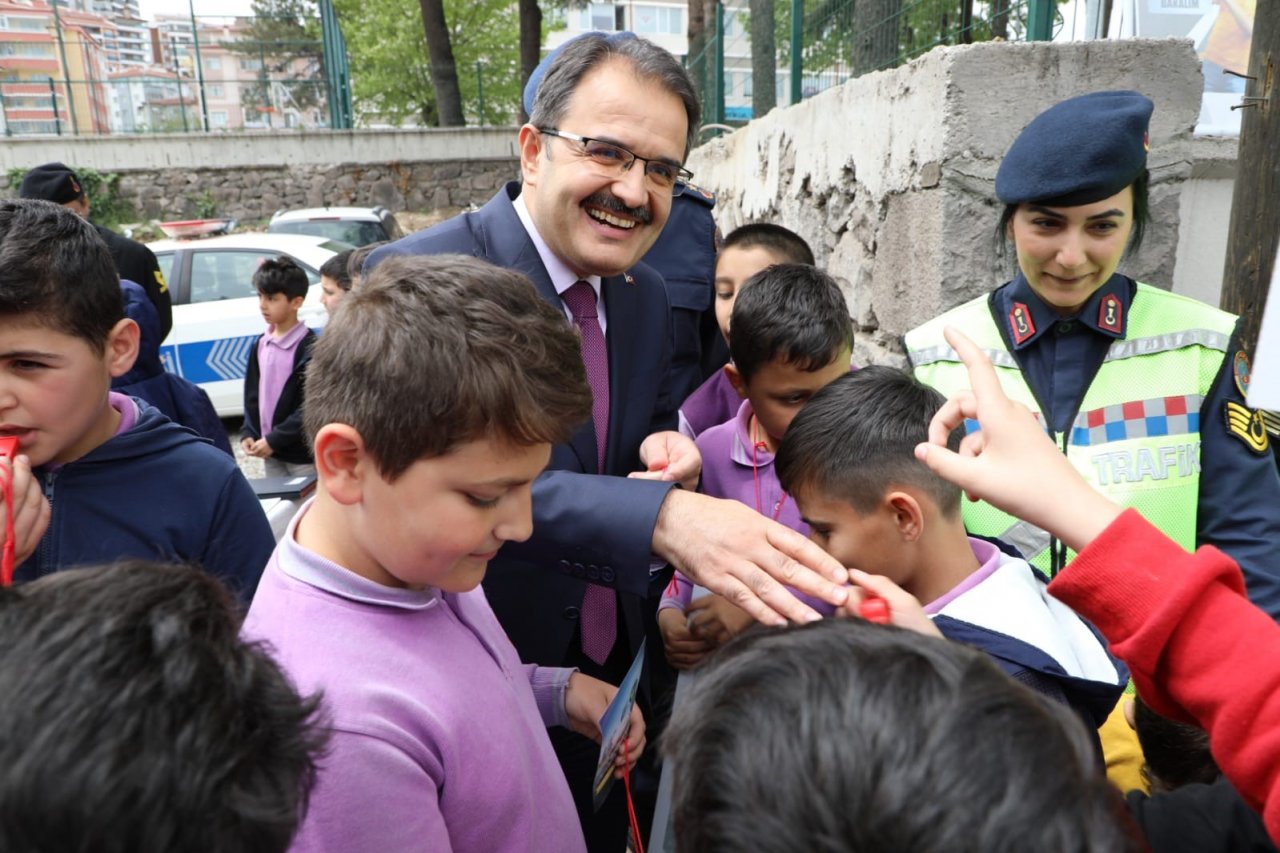 Öğrenciler trafik polisi oldu, trafik kurallarına dikkat çekti