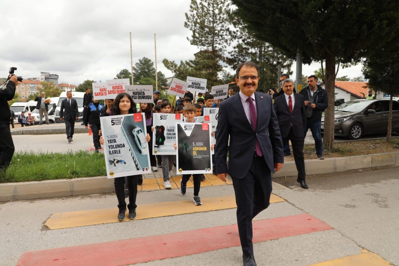 Öğrenciler trafik polisi oldu, trafik kurallarına dikkat çekti