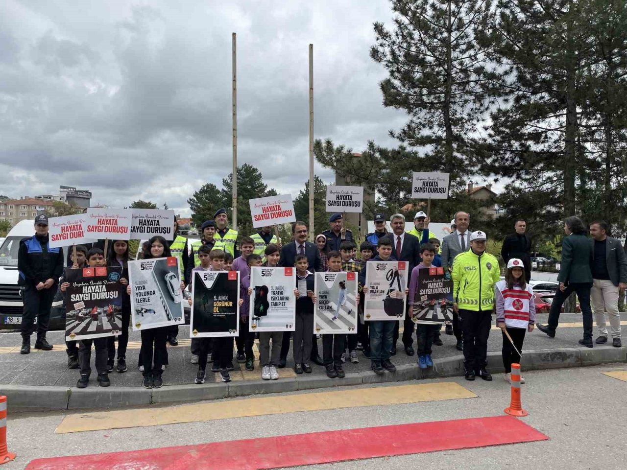 Öğrenciler trafik polisi oldu, trafik kurallarına dikkat çekti