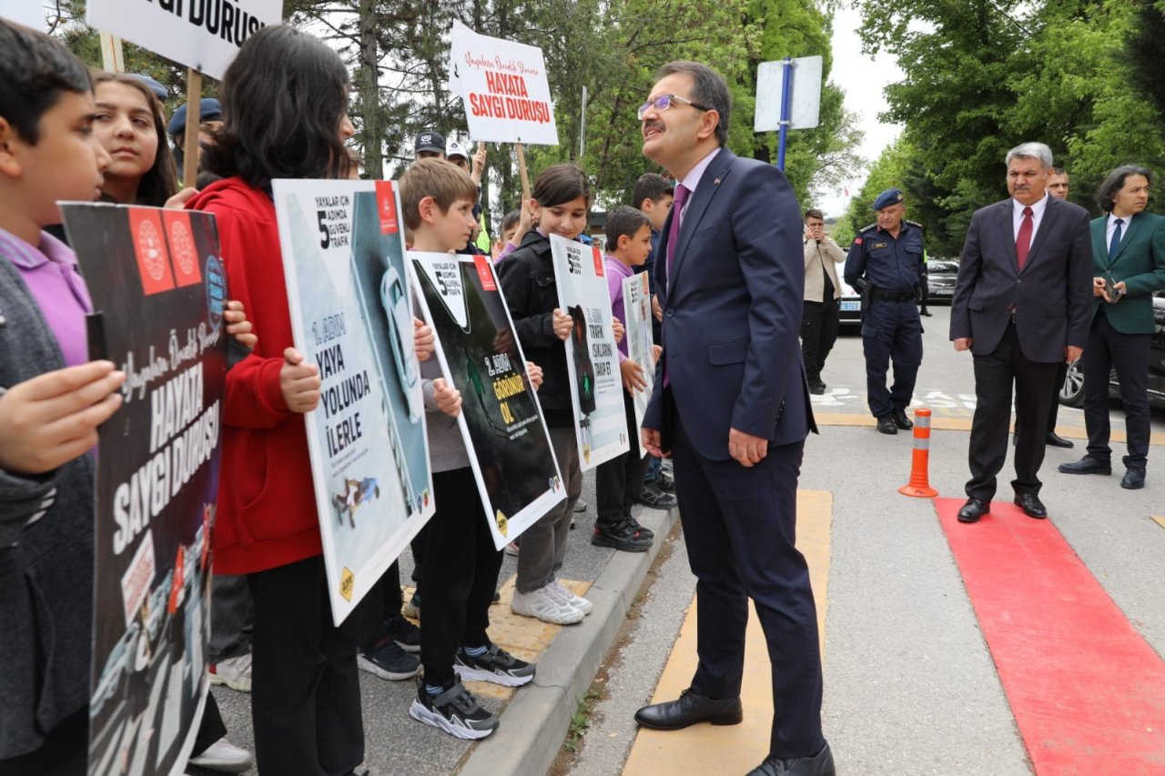 Öğrenciler trafik polisi oldu, trafik kurallarına dikkat çekti