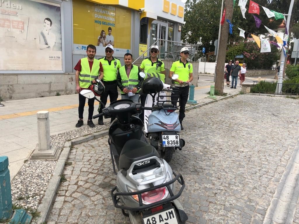 Datça’da sürücüler trafik kuralları hakkında bilgilendirildi