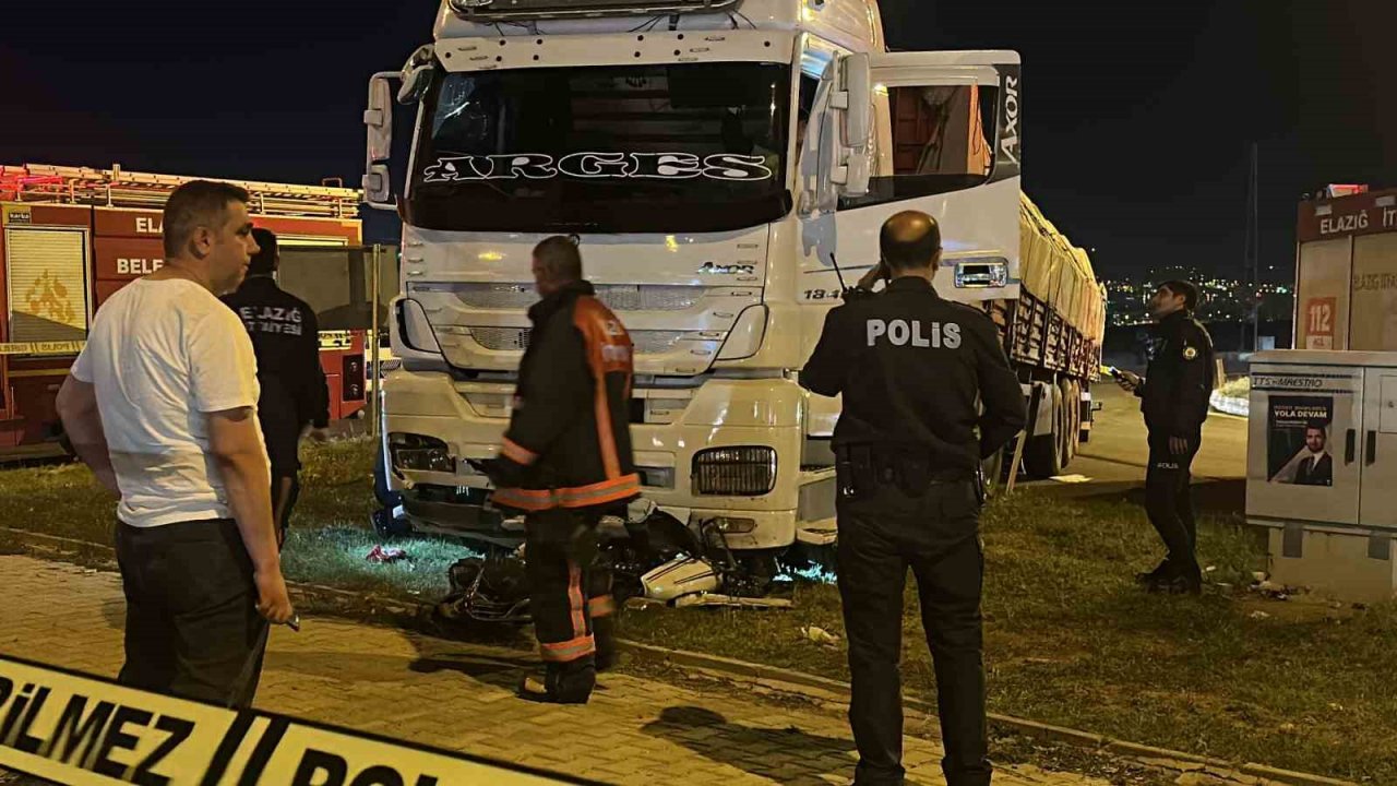 Tırın altında kalan motosiklet sürücüsü hayatını kaybetti