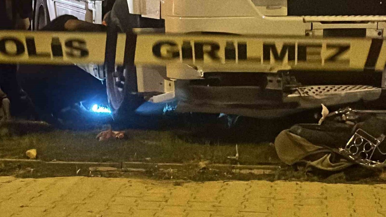 Tırın altında kalan motosiklet sürücüsü hayatını kaybetti