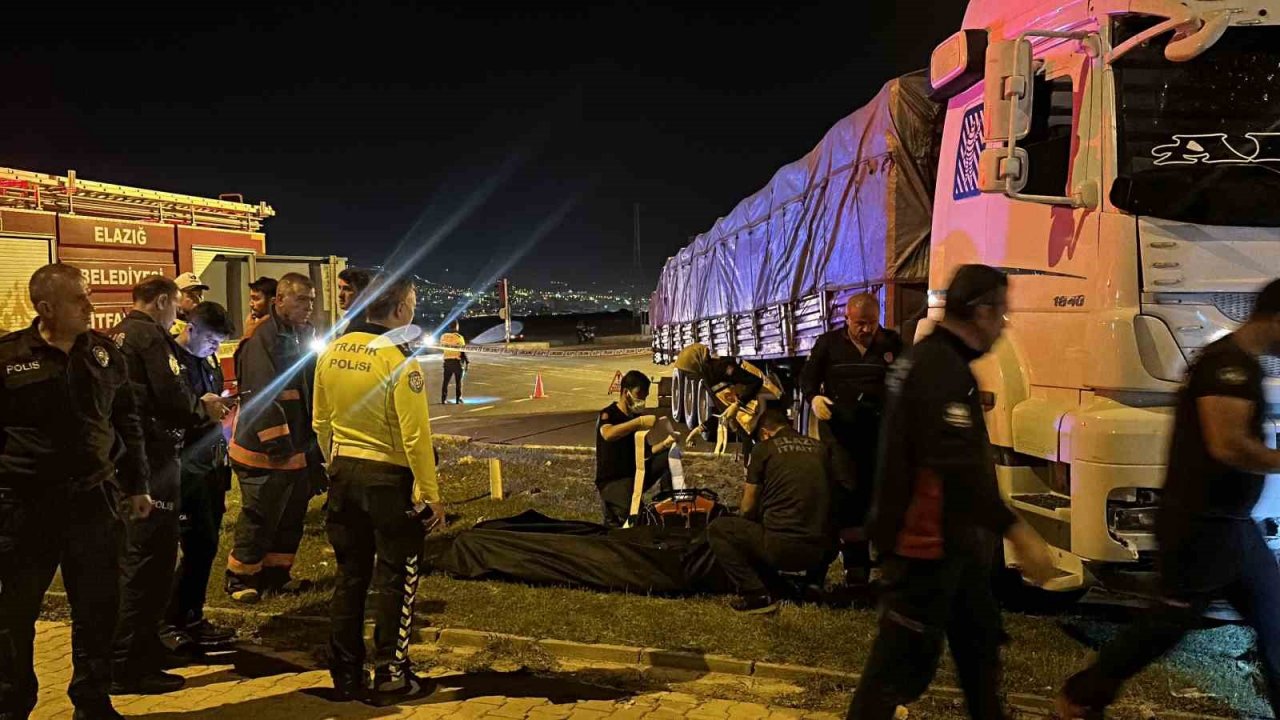 Tırın altında kalan motosiklet sürücüsü hayatını kaybetti