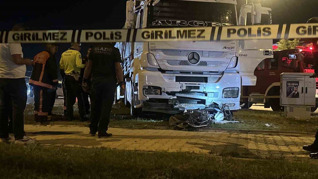 Tırın altında kalan motosiklet sürücüsü hayatını kaybetti