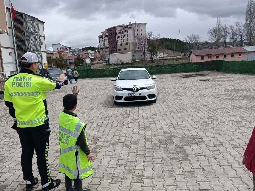 İlçelerde öğrencilere trafik güvenliği eğitimi verildi